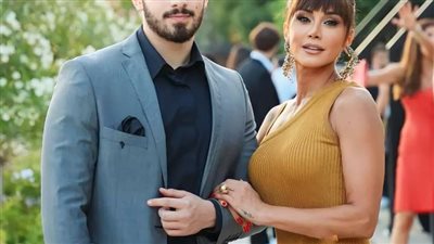 بدت وكأنها شقيـقته الصُغـرى   اطلالة أتسمت بالحُب والجمال جمعت أُم المجد الممثلة 