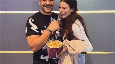 أحمد خالد صالح يفاجئ زوجته هنادي مهنا يوم ميلادها والأخيرة تعلق .. ممتنة دائماً لوجودك
