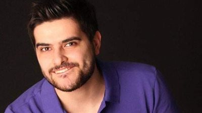 يا فرحة ما كملت .. انقطاع الكهرباء خلال حفل ناصيف زيتون في دمشق والأخير حقق حلمه وفتاة ټقتحم المسرح لهذا السبب