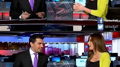 مذيعة mbc تطلب من زميلها أن يحملها على الهواء مباشرة دون خجل : والجمهور متفـ.اجئ من ردة فعل زمليها !! ماحصل غير متوقع 