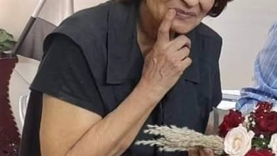 السيدة العجوز اللي في الصورة دي فنانة شهيرة.. وتعتبر من أشهر فنانة كوميدية في مصر.. عملت اكتر من ٣٠ عملية تجميل علشان تغير ملامحها لدرجة أن بعدها محدش عرفها من الجمهور نهائي مش هتصدقوا هي مين  