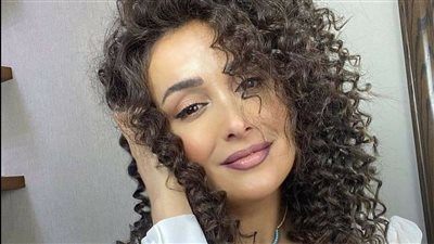 كندا حنا.. قصة حياة الممثلة الحاصلة على الحزام الأسود في الكاراتيه والملقبة بـ “الباربي