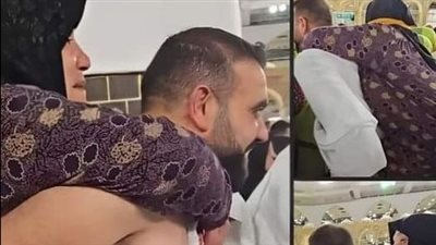 بر الوالدين معتمر يحمل امه على كتفيه فالطواف ويطوف بها حول الكعبة المشرفة 
