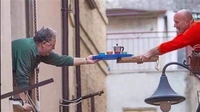 حل لغز من الذي اعطى الثاني صحن الشاي مع الدليل