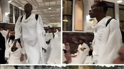 معتمر عملاق يلفت أنظار الناس في الحرم المكي .. هل تم كشف هويته ؟