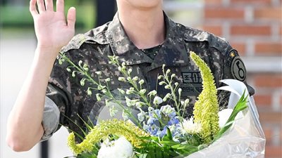 حاولت إحدى المعجبات الاقتراب أثناء جلسة في حفل BTS في 