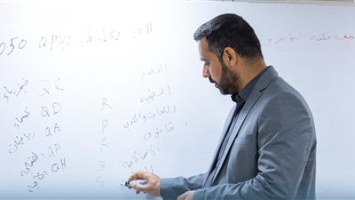 أستاذ ﺭﻳﺎﺿﻴﺎﺕ عراقي يعمل ﻓﻲ إحدى جامعات دول الخليج (الإمارات)
