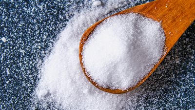 هل رش الملح بالمنزل يذهب الحسد !؟ وماحكمه