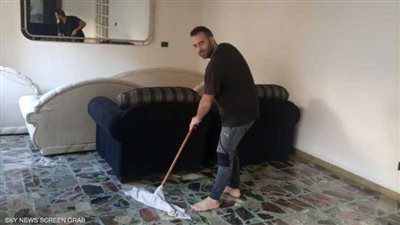 رجل يطلق زوجته بسبب اغنية مسيطرة 