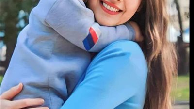 بالأمـس كـانت الطفـلة المدلـلة للـدراما السورية .. واليوم تحمـل بيـدها ابنها المـدلل الممثلة ربى السعدي تظهر برفقة ابنها لأول مرة والجمهور يعلق 