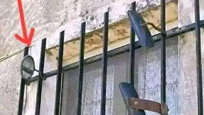 الاعلام يندهش من منزل مواطن سوري علق المرايا العاكسة على شباك منزله