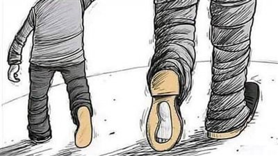 أعطى أبٌ لابنهِ يوماً كيساً مليئاً بالمسامير وقال له: يا بنيَّ كلّما ازعلت شخصاً أو دايقت شخصاً أو جرحتَ شخصاً فاذهب إلى سورِ الحديقةِ واطرق فيهِ مسماراً ! لم يفهمِ الولدُ لماذا طلبَ والدهُ منهُ مثل ه