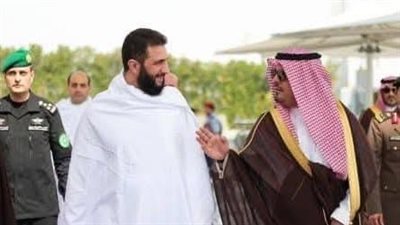 أحمد الشرع و زوجته يؤديان مناسك العمرة !!