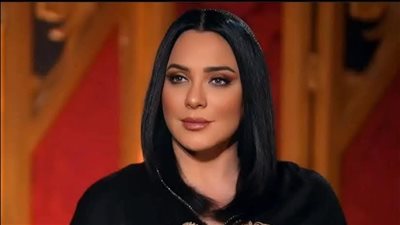 سلاف فواخرجي تعتذر عن مؤتمر الحوار الوطني وتعليقات الجمهور !