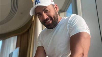 #مهيار_خضور :دايما بقلولي  انت مكحل، رغم انو  رموشي كثيفة و ملژقة  ببعض خلقة الله،  بس  بفكروني حاطط كحل ..